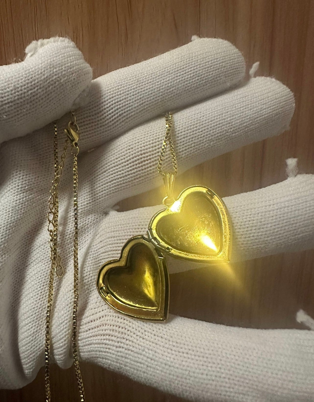 To Thine Own Self Be True Gold Necklace, Gold Heart Shaped Photo Locket Pendant 心形金項鏈，心形可放照片項鏈