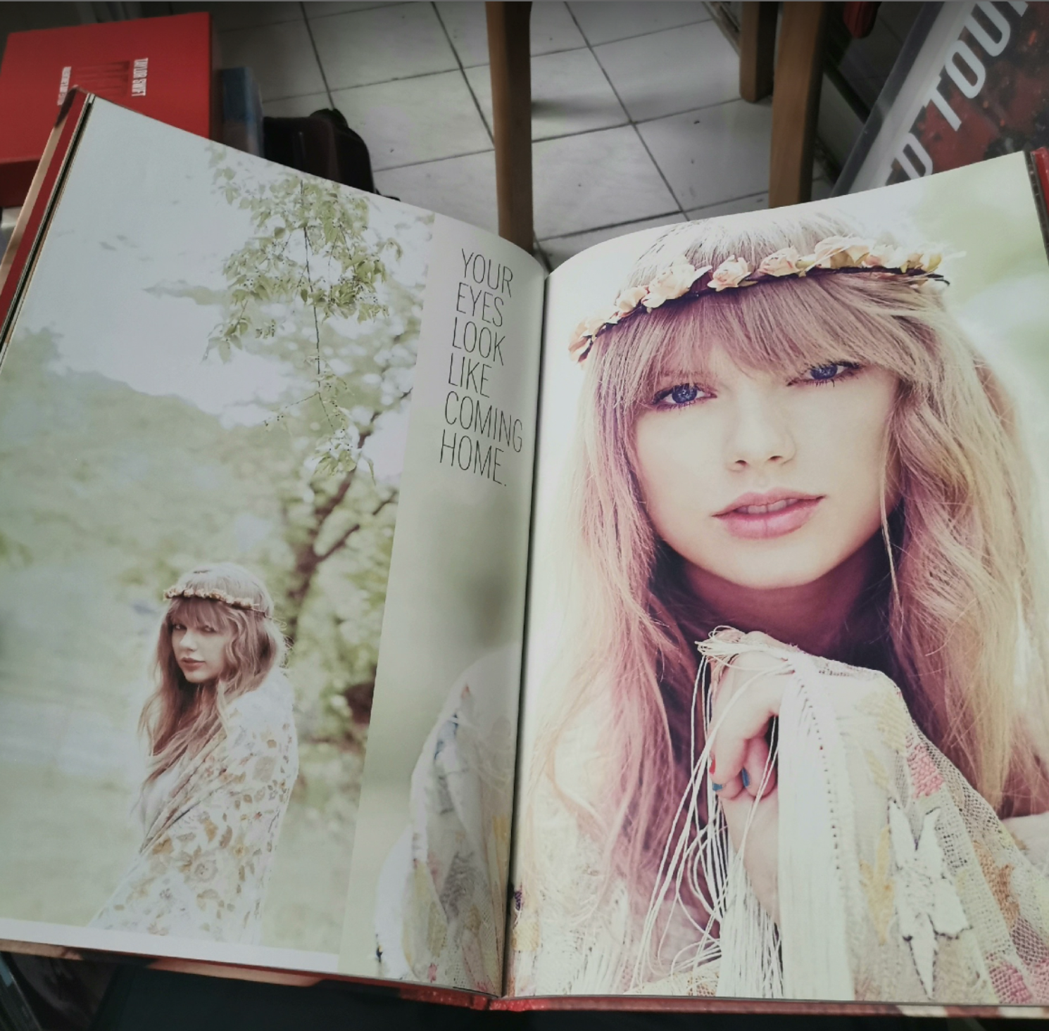 Taylor Swift Red Era Official Photo Book  泰勒斯威夫特 Red 時期官方大相冊畫冊