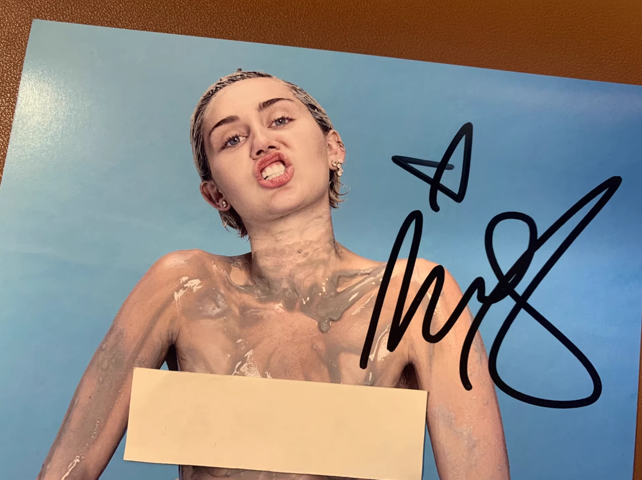 Miley Cyrus - Signed Photo with COA, Limited Edition  中文标题: 麥莉·賽勒斯 - 親筆簽名照片，附COA證書，限量版