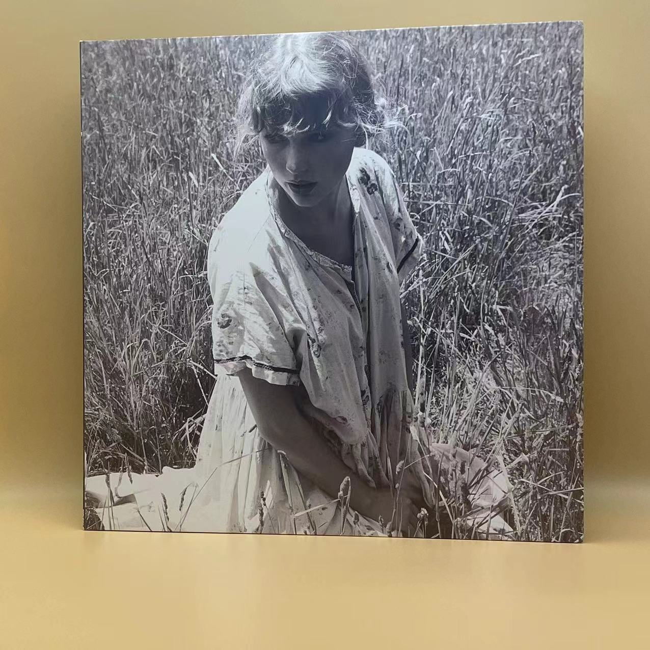 [SNAPSHOT] Taylor Swift - folklore European Version Deluxe Edition, Limited Edition Purple "Betty's Garden" Vinyl, Unsealed, Near Mint Condition with 6 Free Record Mitts