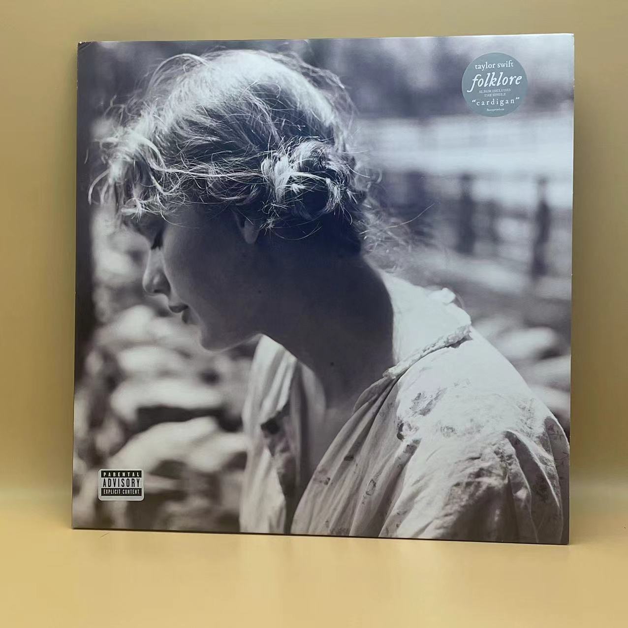 [SNAPSHOT] Taylor Swift - folklore U.S. Version Deluxe Edition, Limited Edition Green "Stolen Lullabies" Vinyl, Unsealed, Near Mint Condition with 6 Free Record Mitts