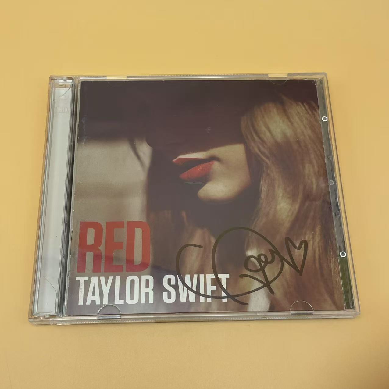 Taylor Swift - Rare Signed Album with Heart, Opened Taylor Swift 《Red》