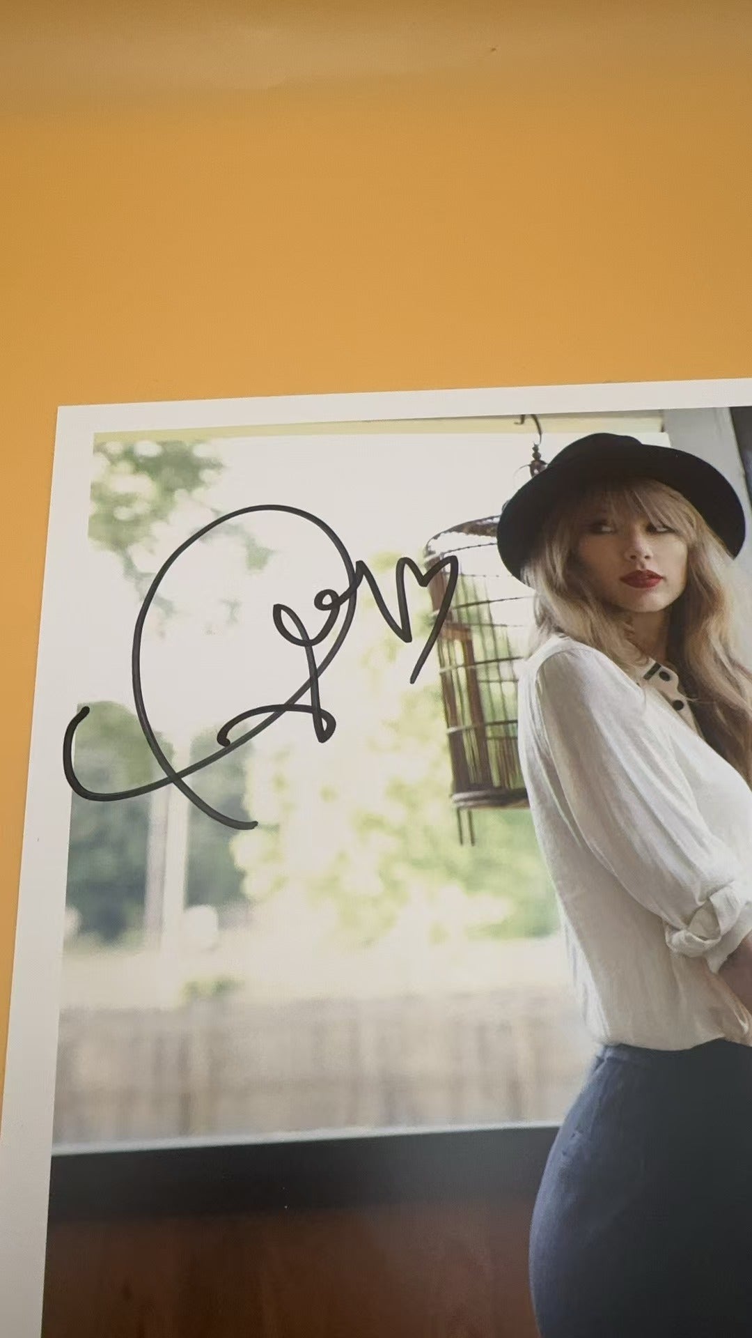 Taylor Swift Authentic Signed Poster (Heart Design, Size 20cm x 25cm)