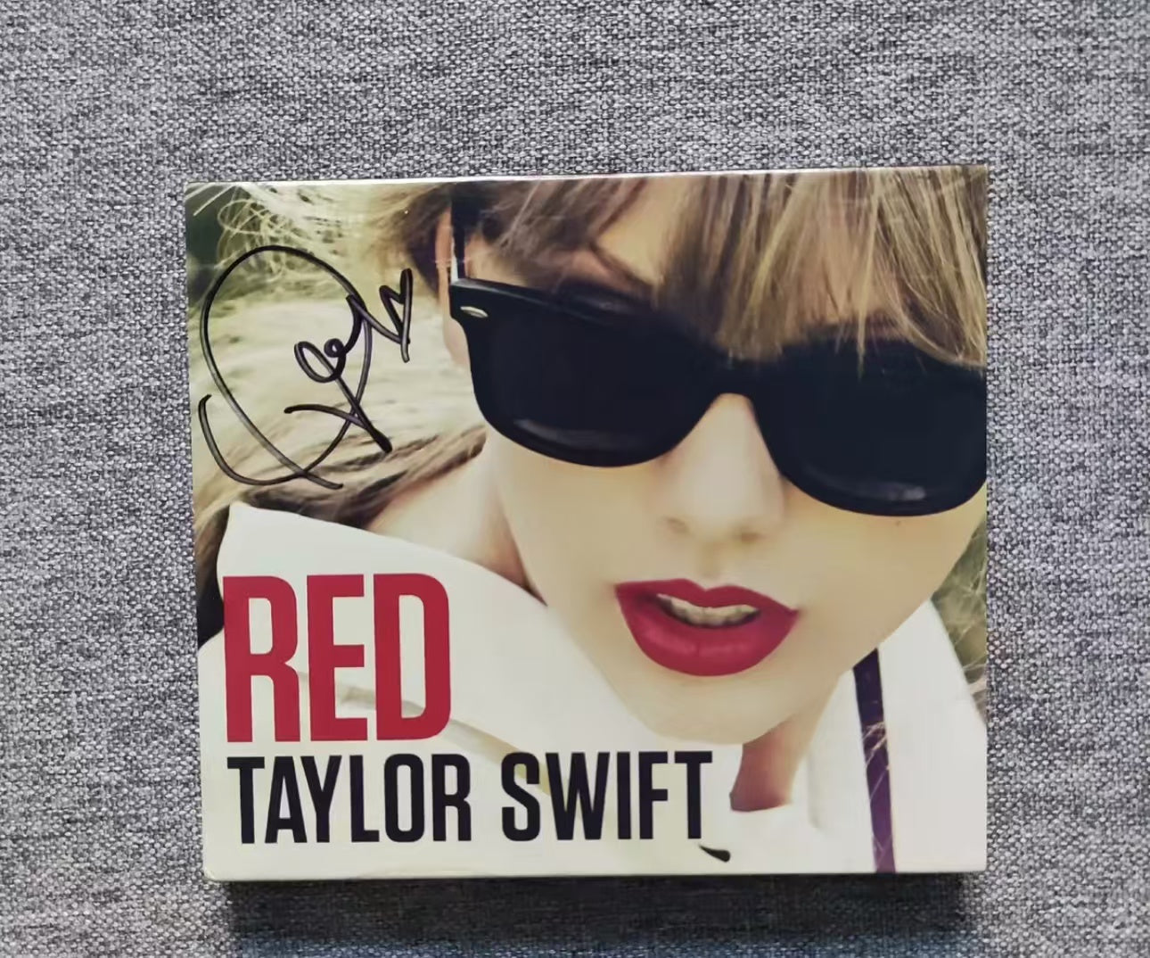 Taylor Swift - Red Signed Album, Opened but Unused, Near Mint Taylor Swift《Red》原版簽名專輯，已拆封未使用，接近全新