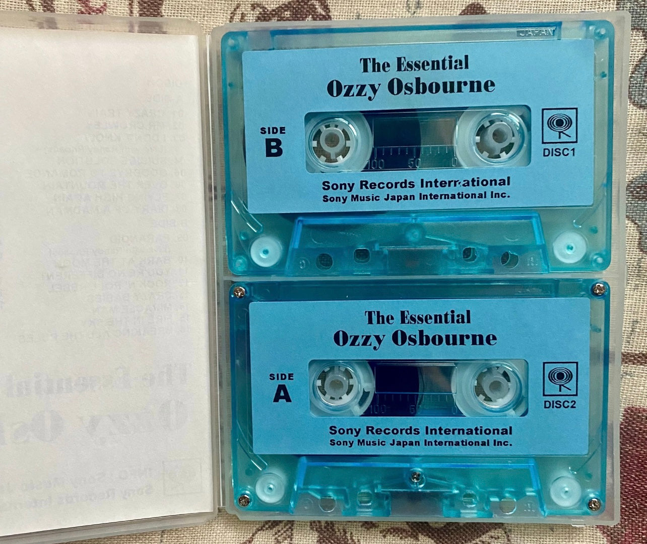 Ozzy Osbourne – The Essential Ozzy Osbourne (2003, Japanese Cassette Set) 奧茲·奧斯本 – 《The Essential Ozzy Osbourne》（2003年，日版磁帶套裝）