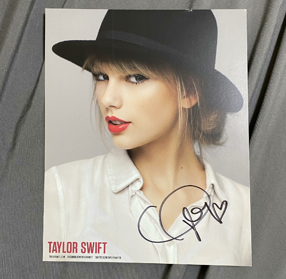 Taylor Swift - Red Era Signed Poster with Hat Signature 泰勒·斯威夫特《Red》時期簽名小海報（附帽簽名）