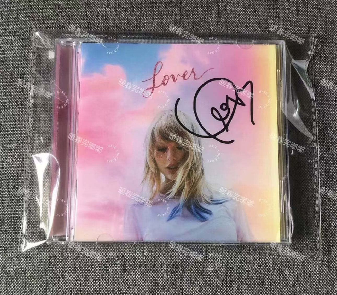 Taylor Swift Signed Lover Lyric Book + Me CD Official Edition泰勒斯威夫特簽名《Lover》歌詞本 + Me CD官網版