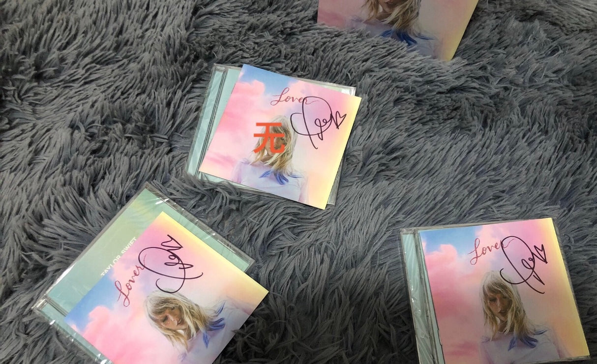 Taylor Swift – Lover Signed Lyric Book + ME! CD