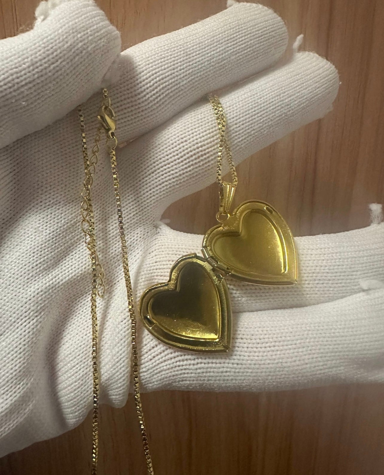 To Thine Own Self Be True Gold Necklace, Gold Heart Shaped Photo Locket Pendant 心形金項鏈，心形可放照片項鏈