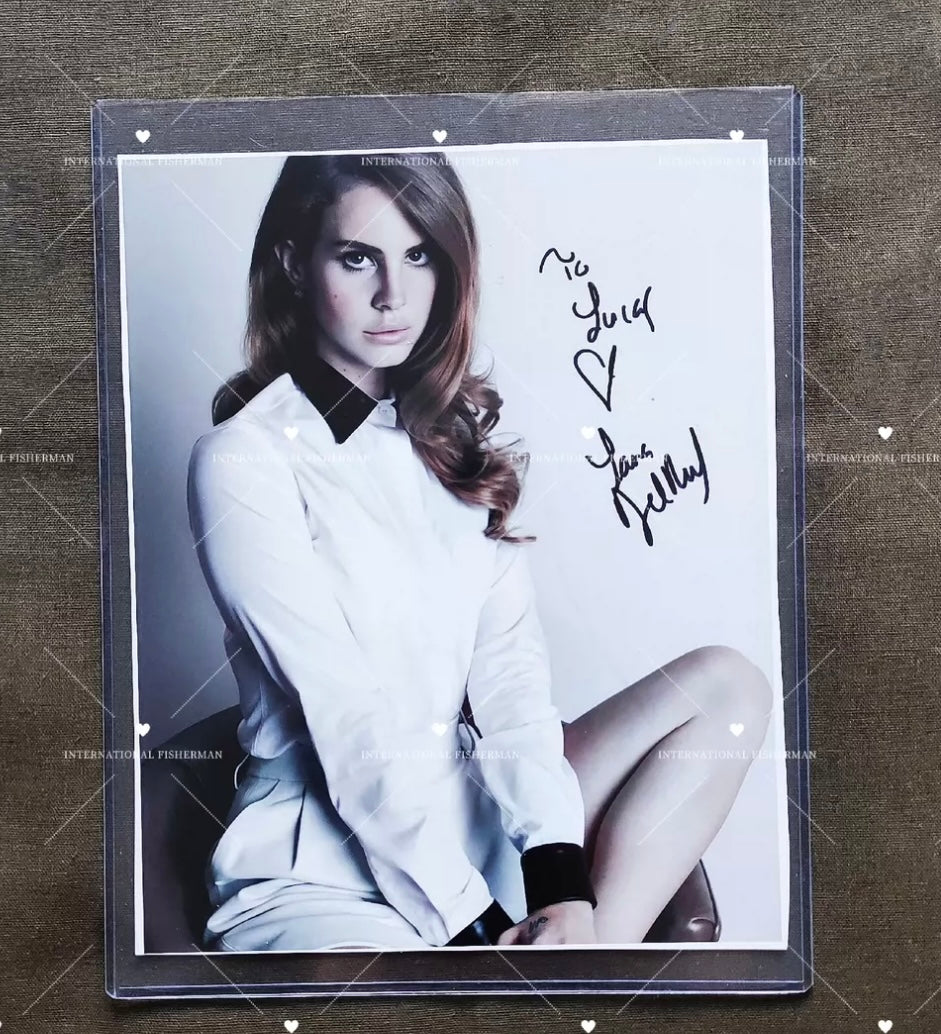 Lana Del Rey – Signed Photograph (20x25cm)