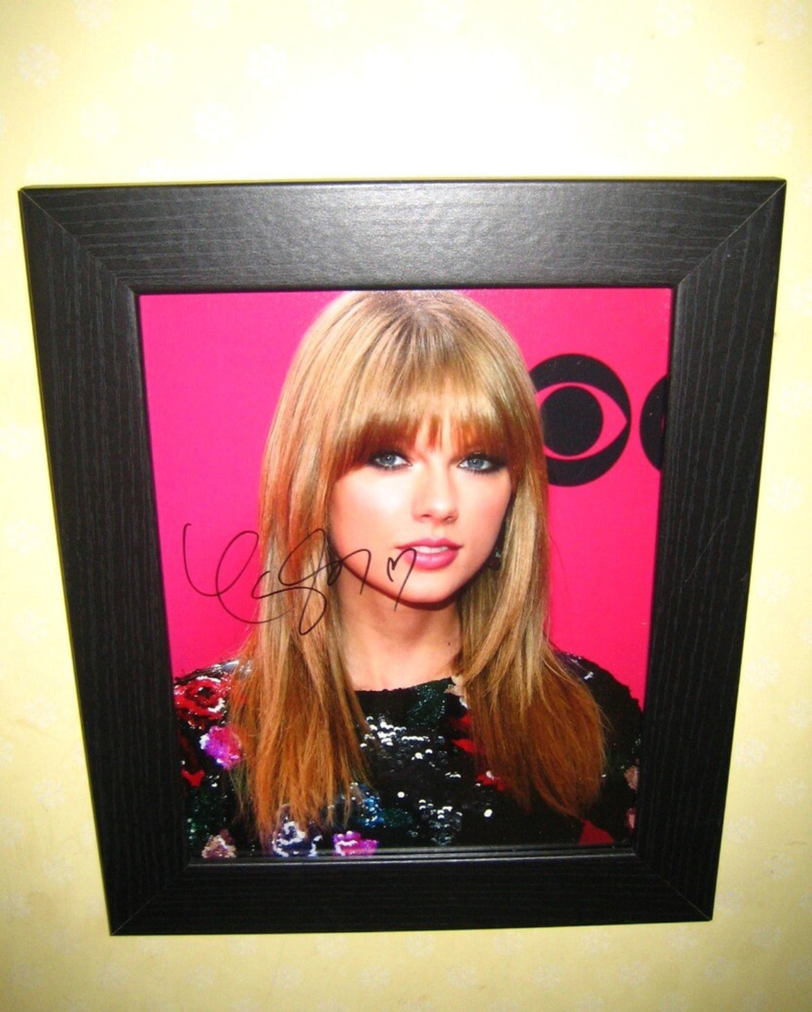 Taylor Swift - Framed Signed Photo 泰勒·斯威夫特簽名照片附相框