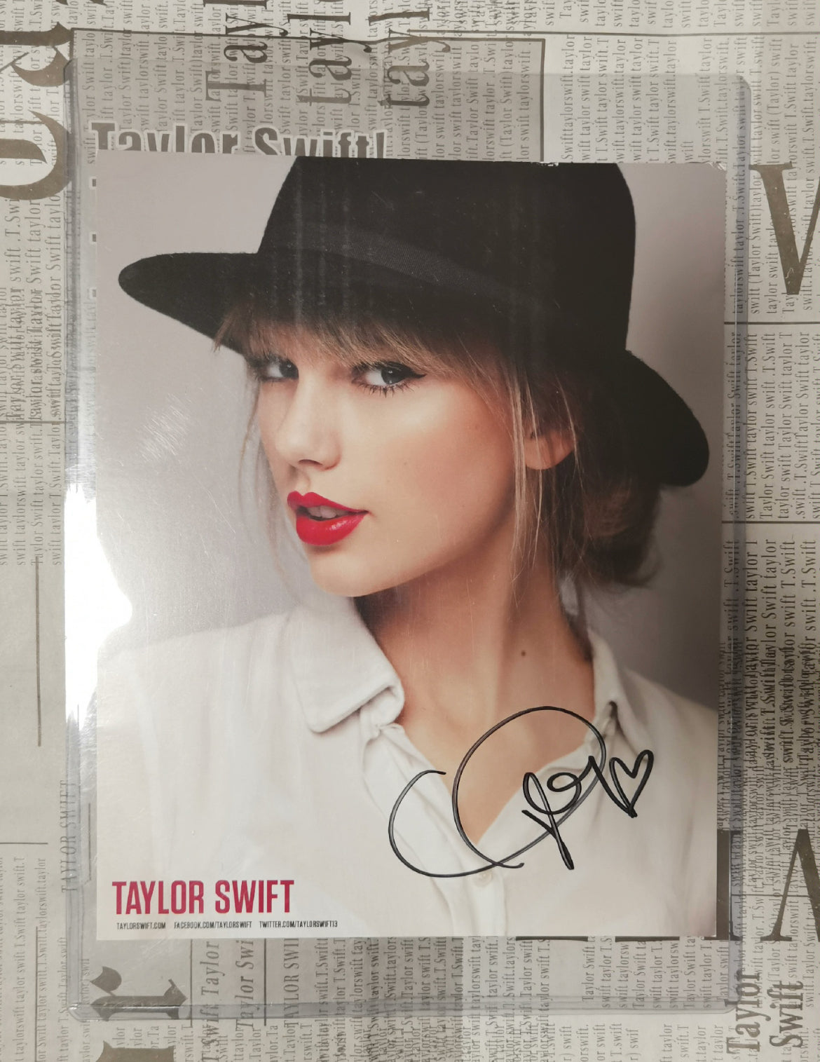 Taylor Swift - Red Era Signed Poster with Hat Signature 泰勒·斯威夫特《Red》時期簽名小海報（附帽簽名）