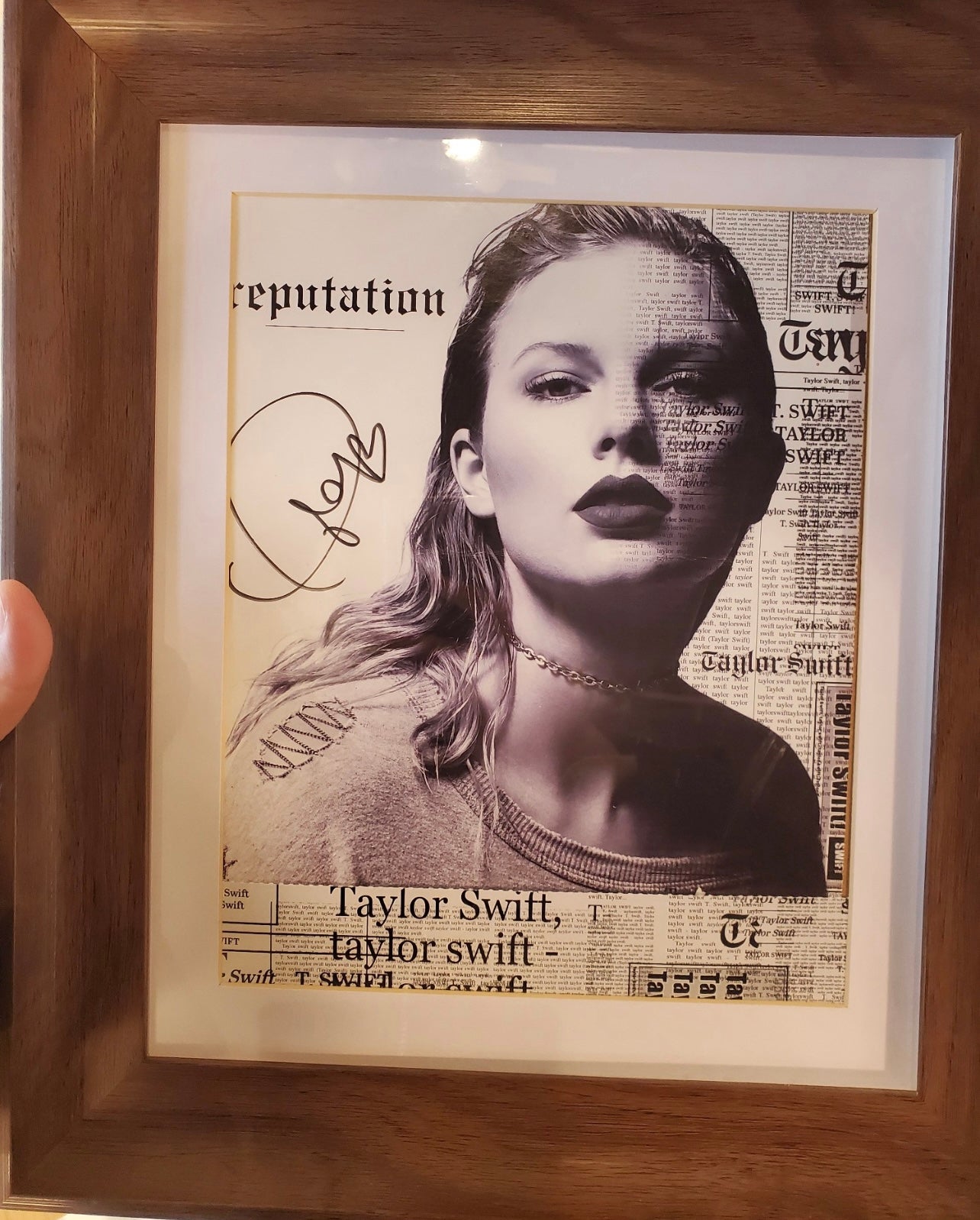 Taylor_Swift_Reputation_Tour_VIP_Autographed_Poster