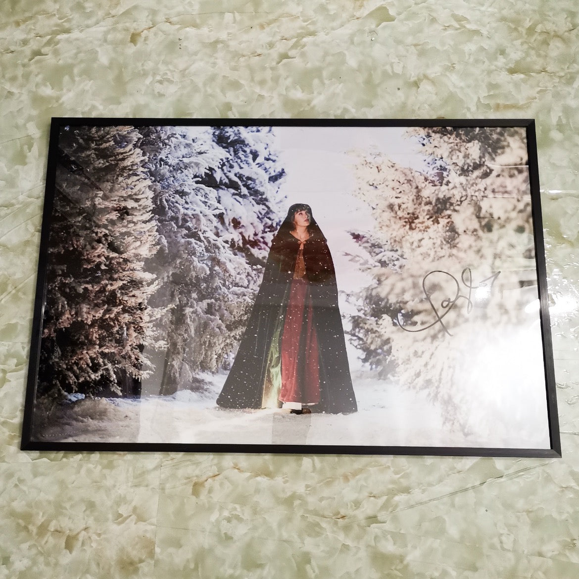 Taylor Swift Evermore Snow Scene Poster with Printed Signature, 45x65 cm. 泰勒·斯威夫特 Evermore 雪地場景海報，印刷簽名，45x65厘米。