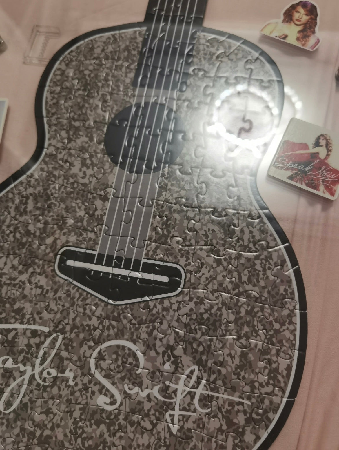 Taylor Swift – Official Guitar Puzzle Set with Stand