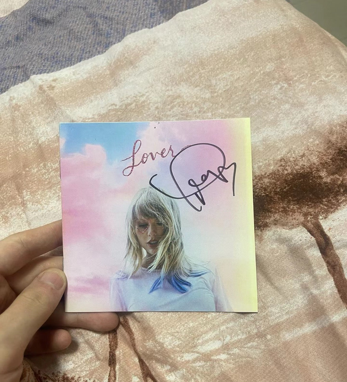 Taylor Swift Lover Signed Album. There is a slight crack on the surface.