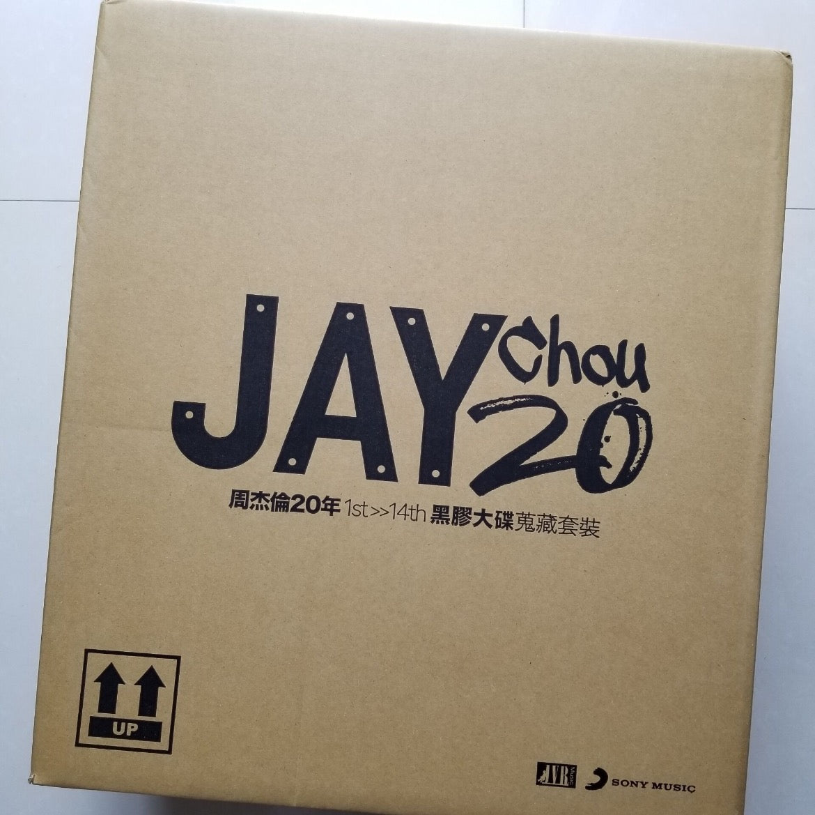 [SAME AS SEEN] Jay Chou - Taiwan Edition First Batch 14 Vinyl Album Box Set (Black Travel Case Edition), brand new and unopened 周杰倫 - 台灣版首批14張黑膠唱片套裝（黑色旅行箱版本），全新未拆封