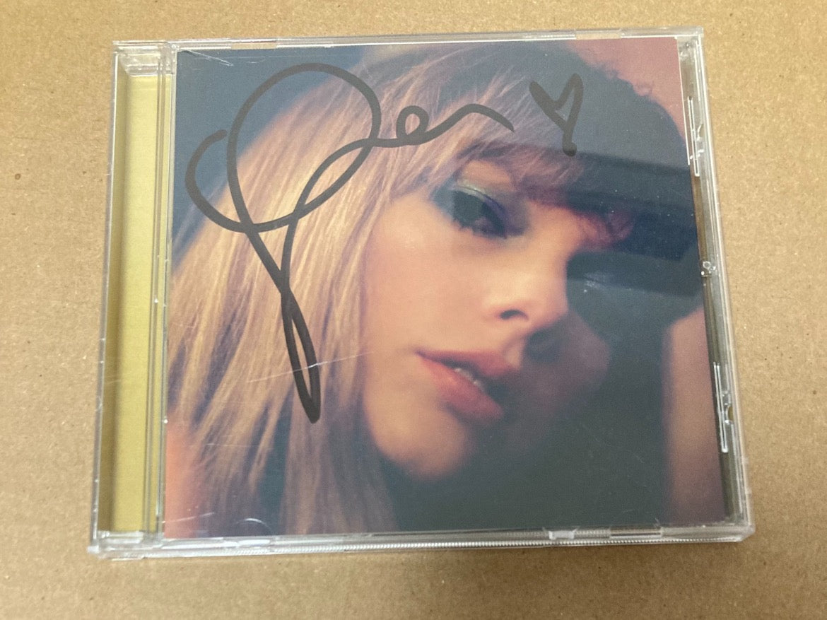 Taylor Swift Midnights Autographed CD (Sticker Removed, Case Cracked, Includes Sticker) 泰勒絲《Midnights》簽名CD（貼紙已拆，盒子有裂，附貼紙）