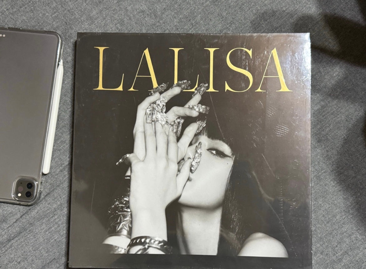 LISA_Lalisa_Black_Vinyl_with_Photo_Cards