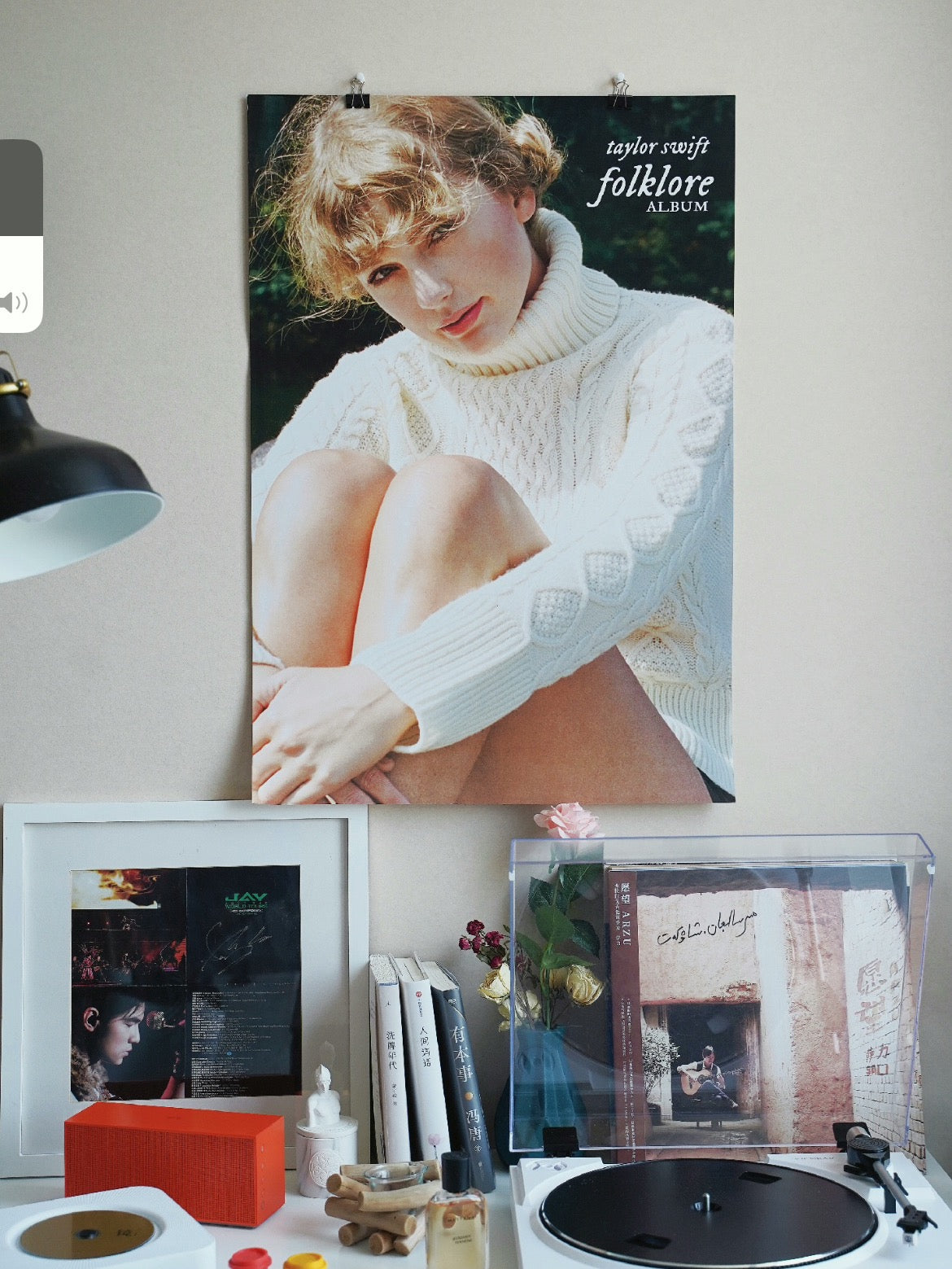 Taylor Swift Folklore Official Album Poster, 52x76 cm. 泰勒·斯威夫特《民间故事》官方专辑海报，52x76厘米。