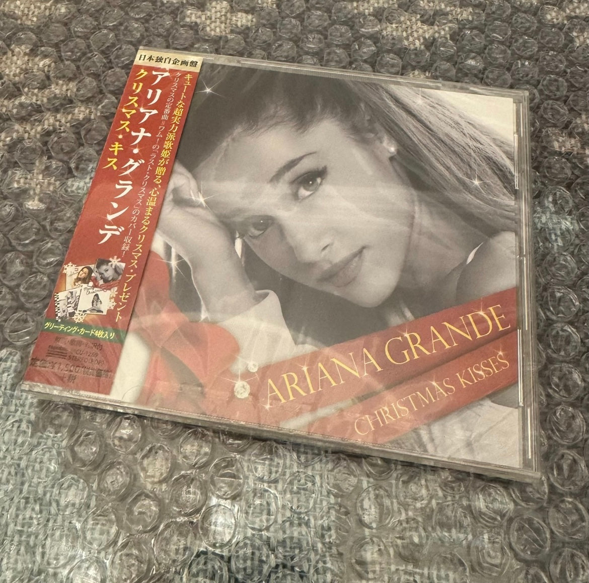 Ariana_Grande_Christmas_Kisses