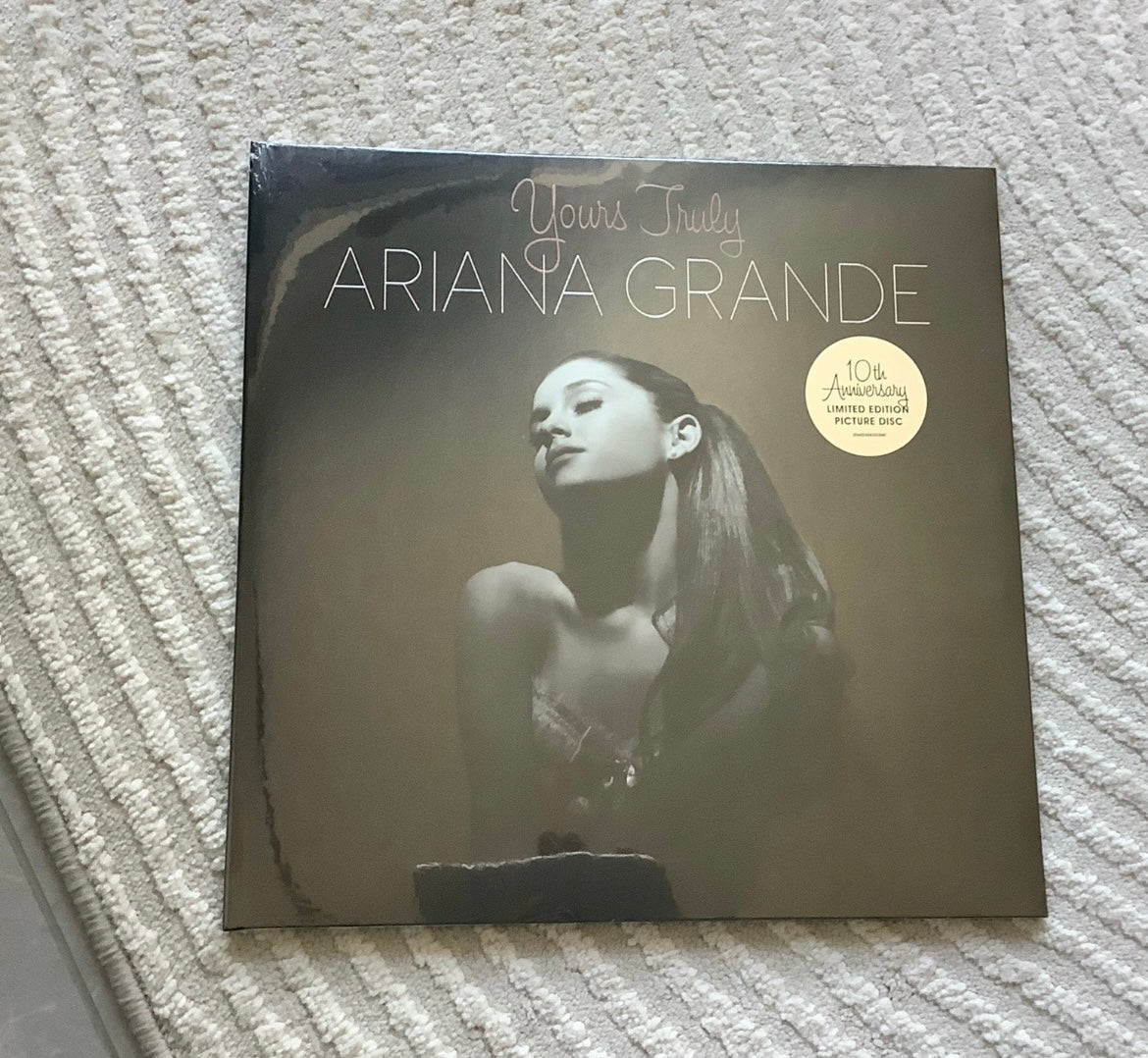 Ariana_Grande_Yours_Truly_Limited_Edition_Black_Vinyl