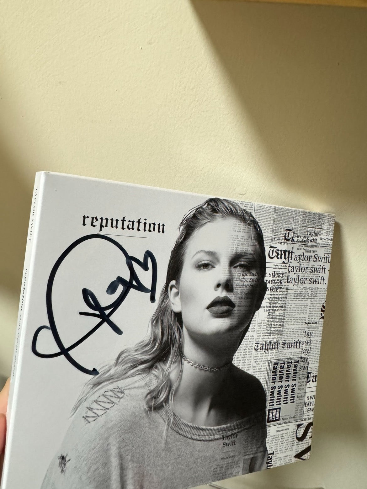 Taylor Swift Reputation Autographed Paper Cover 泰勒斯威夫特《名譽》簽名紙殼封面