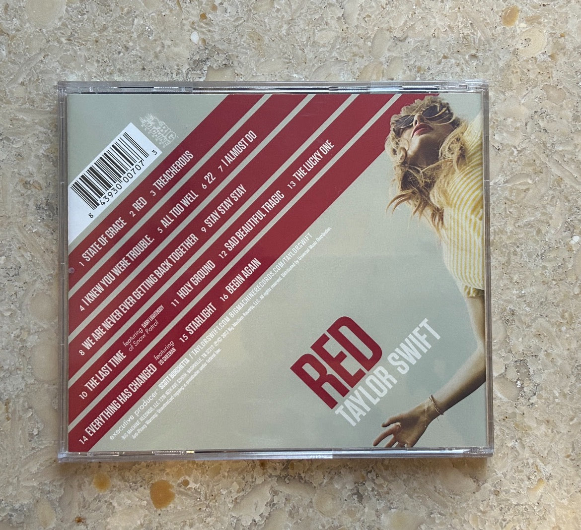 Taylor Swift - Red special edition signed CD, slightly worn case, signature in perfect condition, 泰勒絲 - 《紅》特別版簽名CD，外殼輕微磨損，簽名完好無損