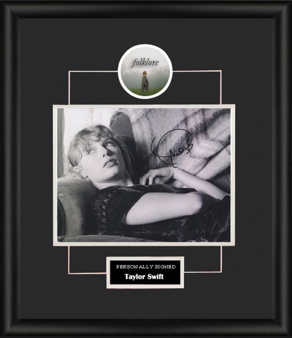 Taylor Swift Signed Folklore Photo in Framed Display with SA Certificate

泰勒斯威夫特《Folklore》親筆簽名照片框 SA證書