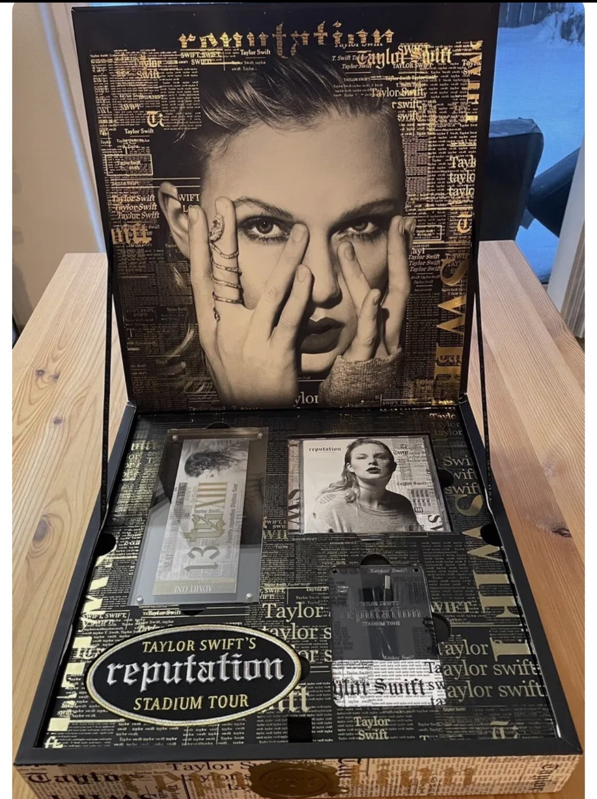 Taylor Swift Reputation Tour Limited Edition VIP Box Set, includes Snake Ring Booklet, slight imperfections. 泰勒·斯威夫特 Reputation 巡演限量版VIP禮盒，包含蛇皮書冊，有些許瑕疵。