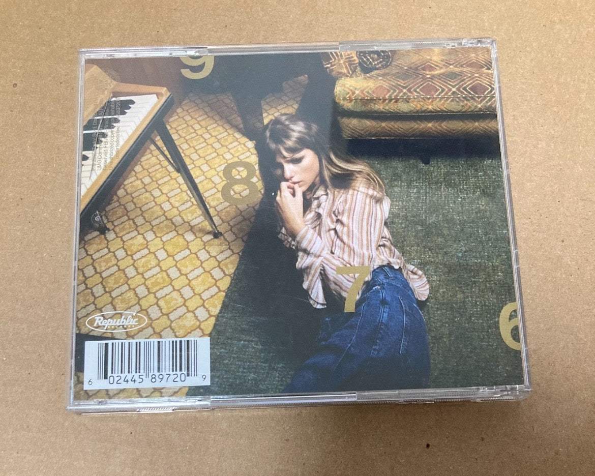 Taylor Swift Midnights Autographed CD (Sticker Removed, Case Cracked, Includes Sticker) 泰勒絲《Midnights》簽名CD（貼紙已拆，盒子有裂，附貼紙）