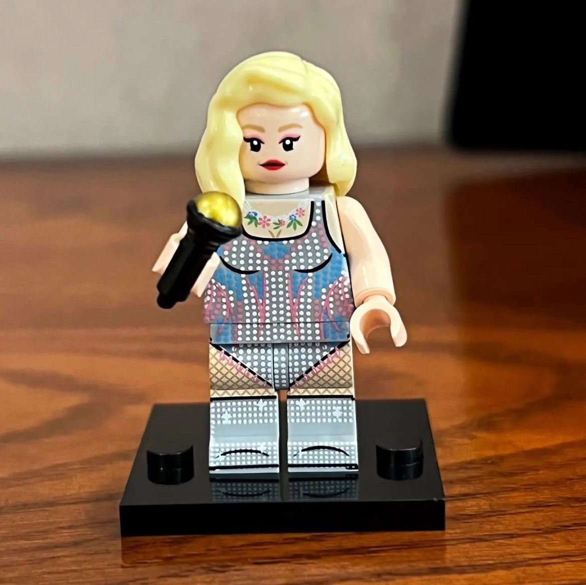 Taylor Swift mini figure, custom Lego-compatible design, 泰勒絲迷你人偶，定制樂高兼容設計