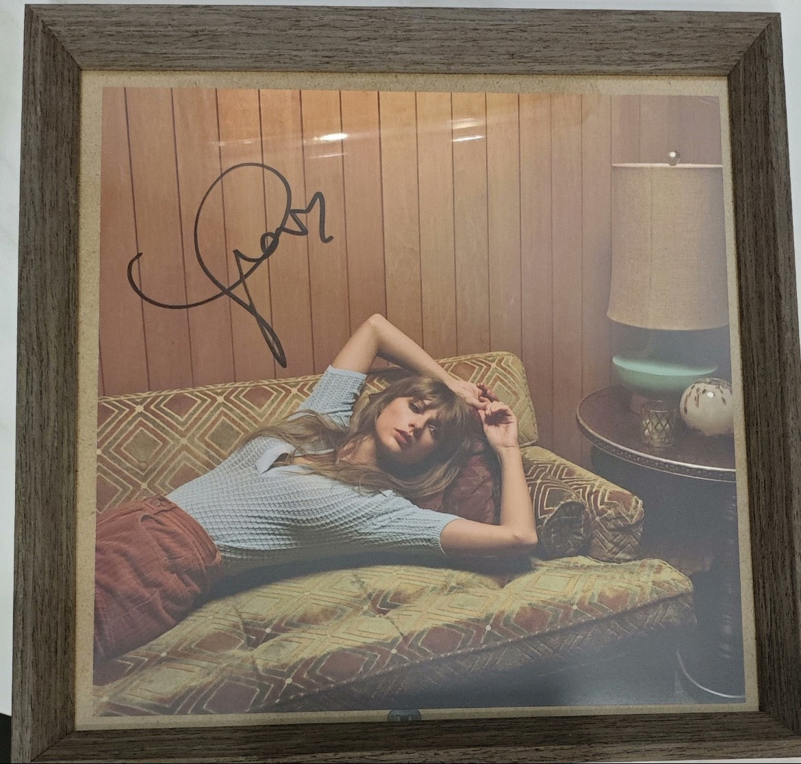 Taylor Swift Midnights Blue Moon Vinyl (Signed, Fine-Point Signature, Slight Corner Bend, Includes Original Sticker) 泰勒絲《Midnights》藍月膠簽名黑膠 (細筆簽，右上角輕微折痕，附原裝貼紙)