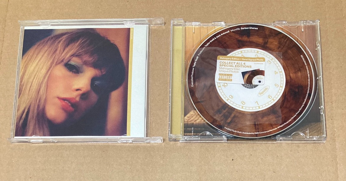 Taylor Swift Midnights Autographed CD (Sticker Removed, Case Cracked, Includes Sticker) 泰勒絲《Midnights》簽名CD（貼紙已拆，盒子有裂，附貼紙）