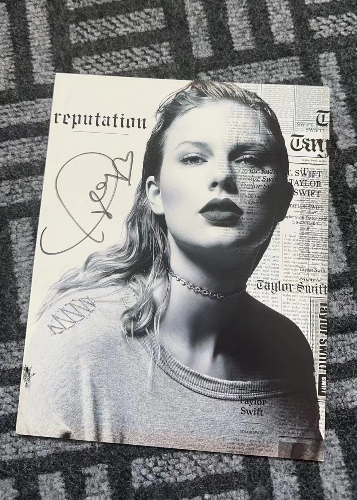 Taylor Swift - Reputation Signed Poster
泰勒·斯威夫特《名譽》簽名海報