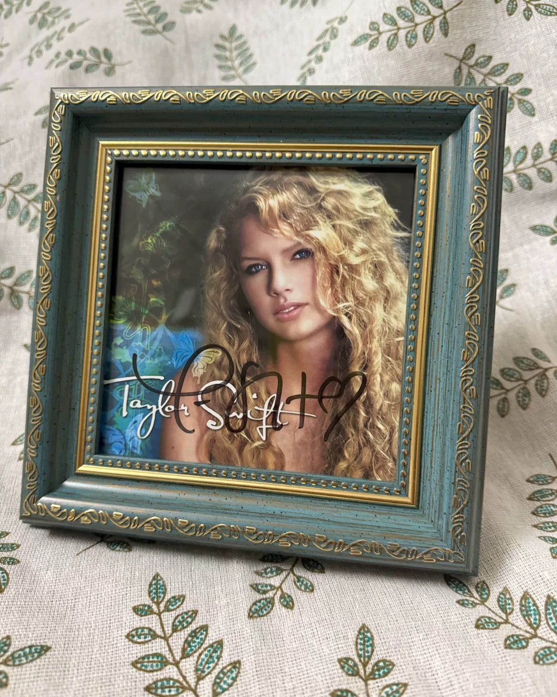 Taylor Swift Debut Album Signed CD – Classic Signature with Heart