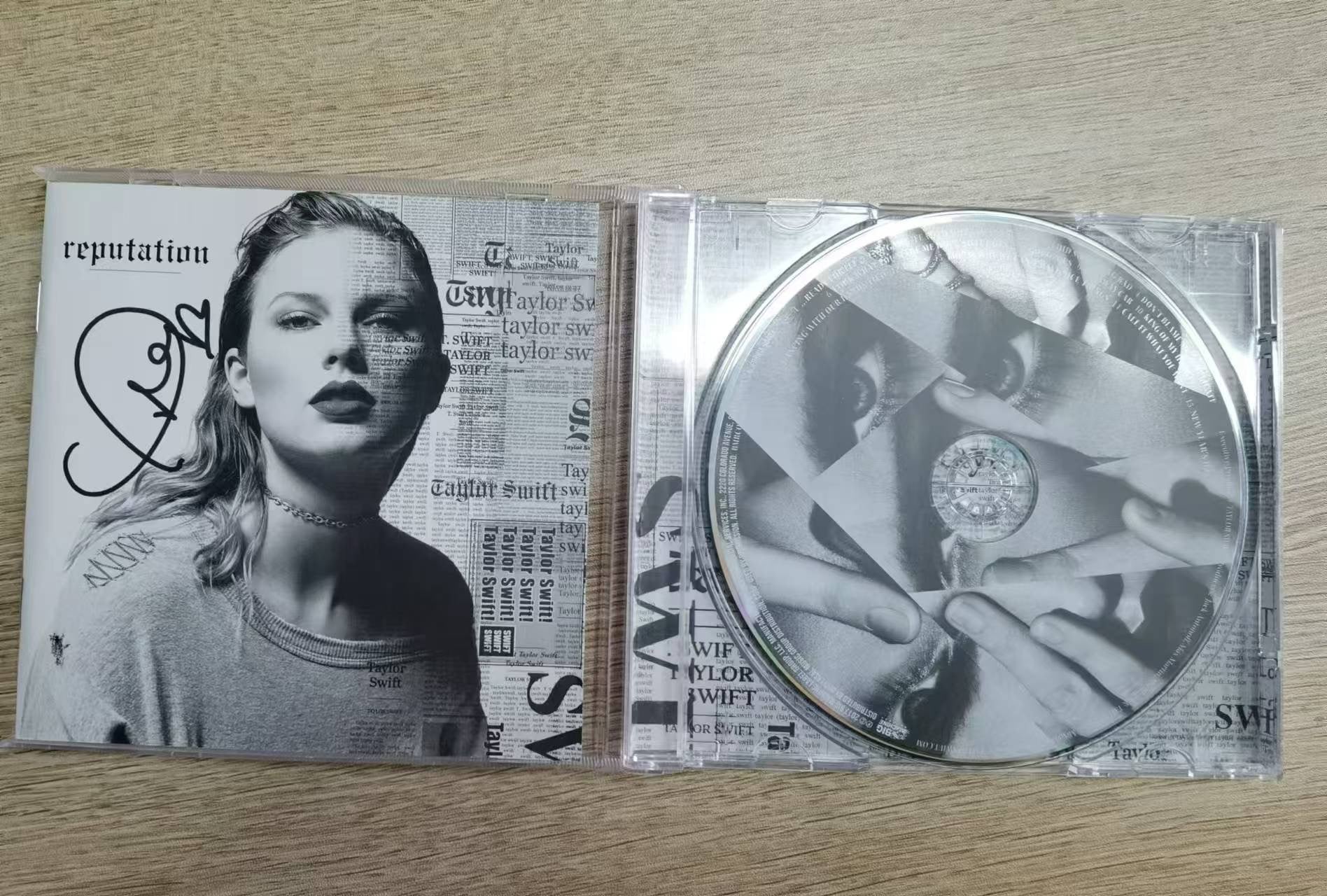 Taylor Swift - reputation Hand-Signed CD Cover