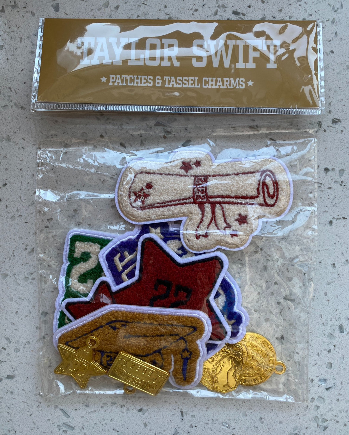 Taylor Swift 2022 Official Merchandise - Graduation Patches & Metal Charms Set - 泰勒斯威夫特2022官網周邊畢業布貼+金屬飾品套裝